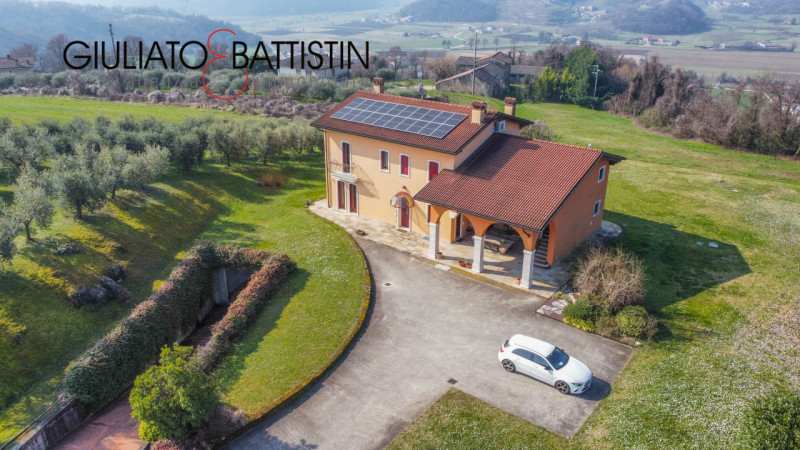 Sovizzo: Montemezzo, siamo a proporre elegante e raffinata villa singola contemporanea con posizi...