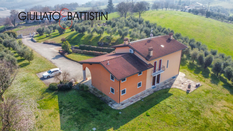 Sovizzo: Montemezzo, siamo a proporre elegante e raffinata villa singola contemporanea con posizi...