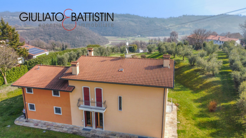 Sovizzo: Montemezzo, siamo a proporre elegante e raffinata villa singola contemporanea con posizi...