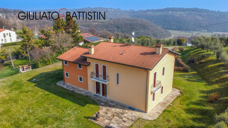 Sovizzo: Montemezzo, siamo a proporre elegante e raffinata villa singola contemporanea con posizi...