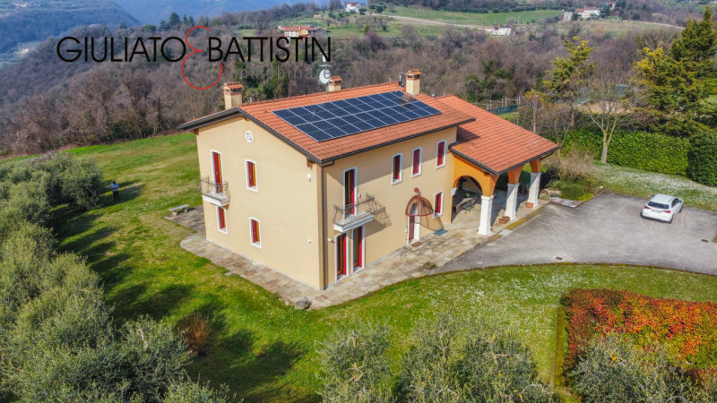 Sovizzo: Montemezzo, siamo a proporre elegante e raffinata villa singola contemporanea con posizi...