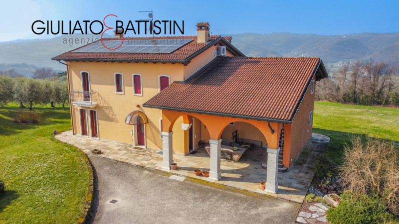 Sovizzo: Montemezzo, siamo a proporre elegante e raffinata villa singola contemporanea con posizi...