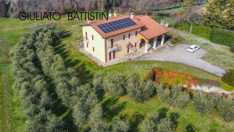 Sovizzo: Montemezzo, siamo a proporre elegante e raffinata villa singola contemporanea con posizi...