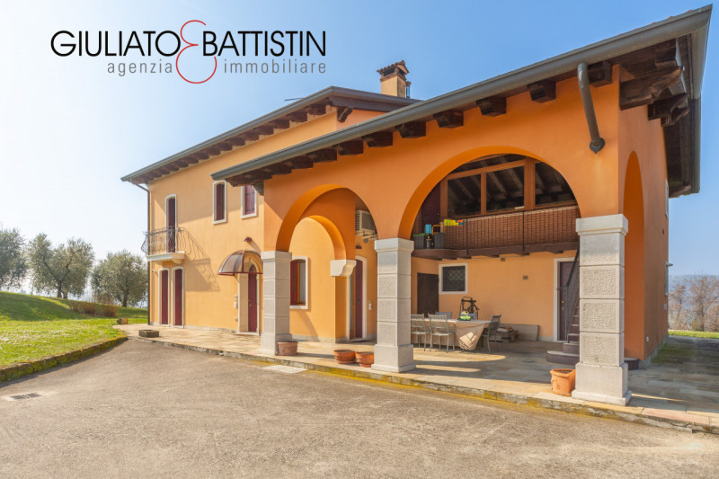 Sovizzo: Montemezzo, siamo a proporre elegante e raffinata villa singola contemporanea con posizi...