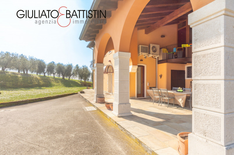 Sovizzo: Montemezzo, siamo a proporre elegante e raffinata villa singola contemporanea con posizi...