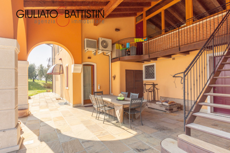 Sovizzo: Montemezzo, siamo a proporre elegante e raffinata villa singola contemporanea con posizi...