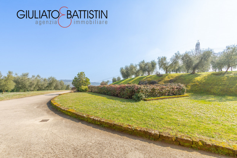 Sovizzo: Montemezzo, siamo a proporre elegante e raffinata villa singola contemporanea con posizi...