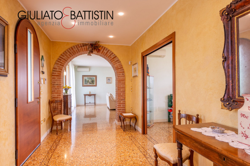 Sovizzo: Montemezzo, siamo a proporre elegante e raffinata villa singola contemporanea con posizi...