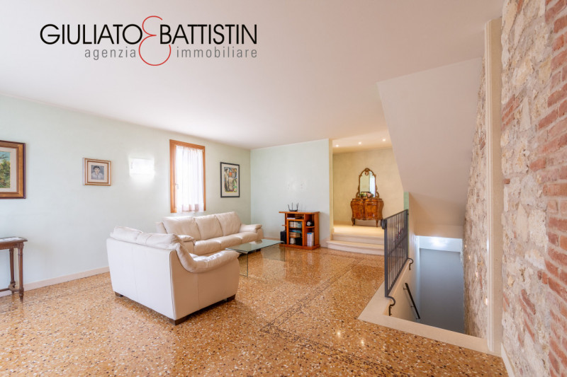 Sovizzo: Montemezzo, siamo a proporre elegante e raffinata villa singola contemporanea con posizi...