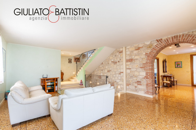 Sovizzo: Montemezzo, siamo a proporre elegante e raffinata villa singola contemporanea con posizi...