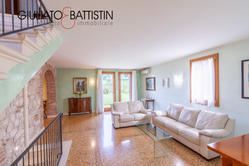 Sovizzo: Montemezzo, siamo a proporre elegante e raffinata villa singola contemporanea con posizi...