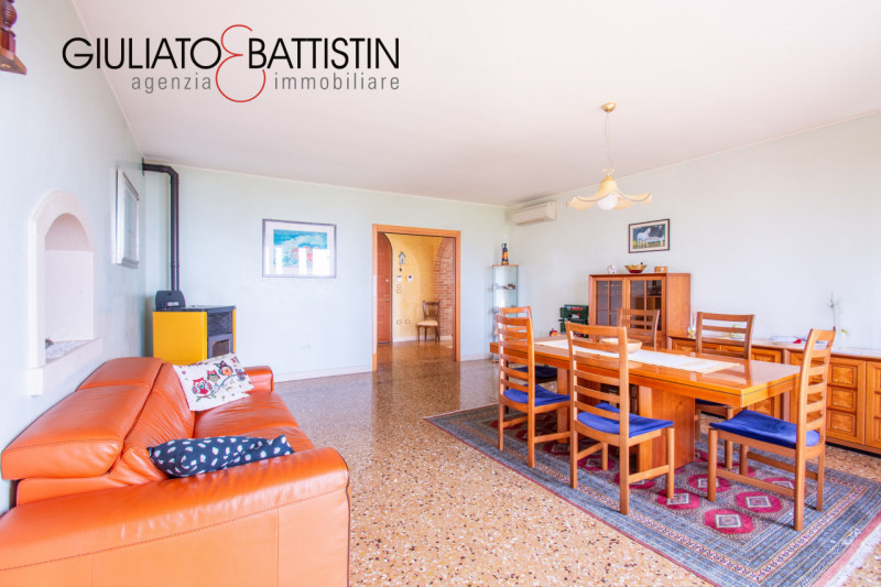 Sovizzo: Montemezzo, siamo a proporre elegante e raffinata villa singola contemporanea con posizi...