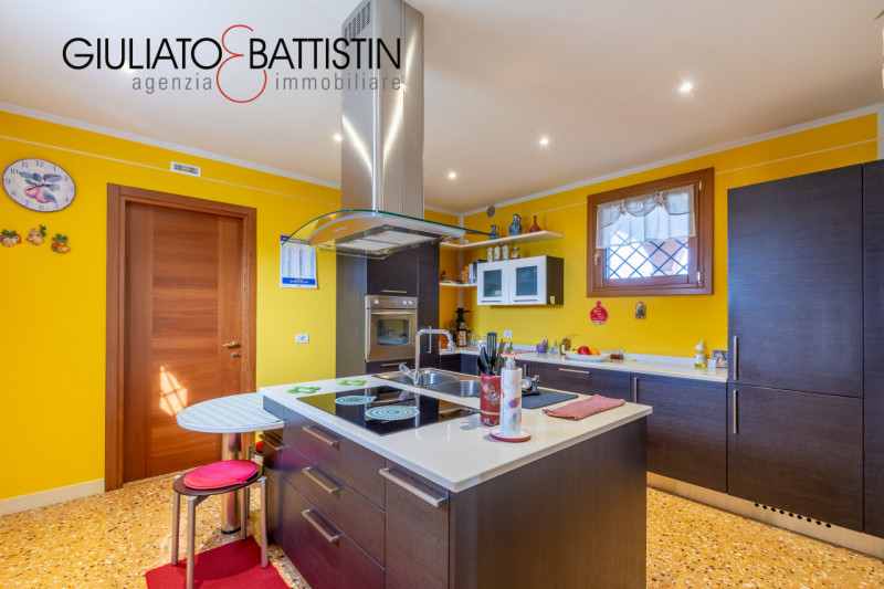 Sovizzo: Montemezzo, siamo a proporre elegante e raffinata villa singola contemporanea con posizi...