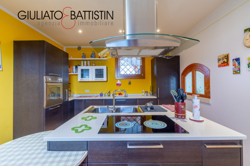 Sovizzo: Montemezzo, siamo a proporre elegante e raffinata villa singola contemporanea con posizi...