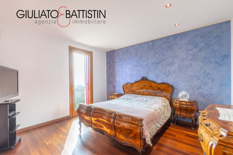 Sovizzo: Montemezzo, siamo a proporre elegante e raffinata villa singola contemporanea con posizi...