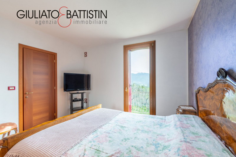 Sovizzo: Montemezzo, siamo a proporre elegante e raffinata villa singola contemporanea con posizi...