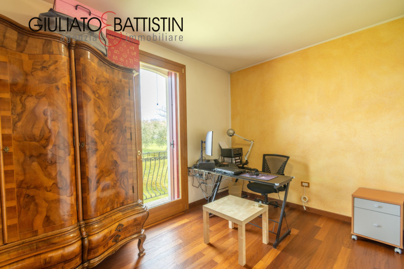 Sovizzo: Montemezzo, siamo a proporre elegante e raffinata villa singola contemporanea con posizi...