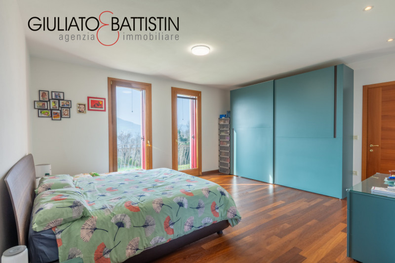 Sovizzo: Montemezzo, siamo a proporre elegante e raffinata villa singola contemporanea con posizi...