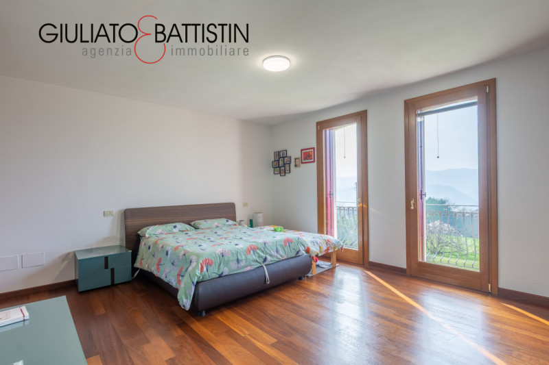 Sovizzo: Montemezzo, siamo a proporre elegante e raffinata villa singola contemporanea con posizi...