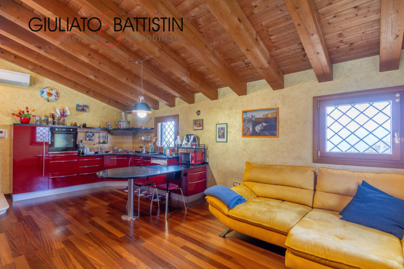 Sovizzo: Montemezzo, siamo a proporre elegante e raffinata villa singola contemporanea con posizi...