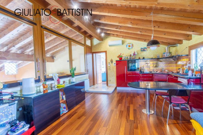 Sovizzo: Montemezzo, siamo a proporre elegante e raffinata villa singola contemporanea con posizi...