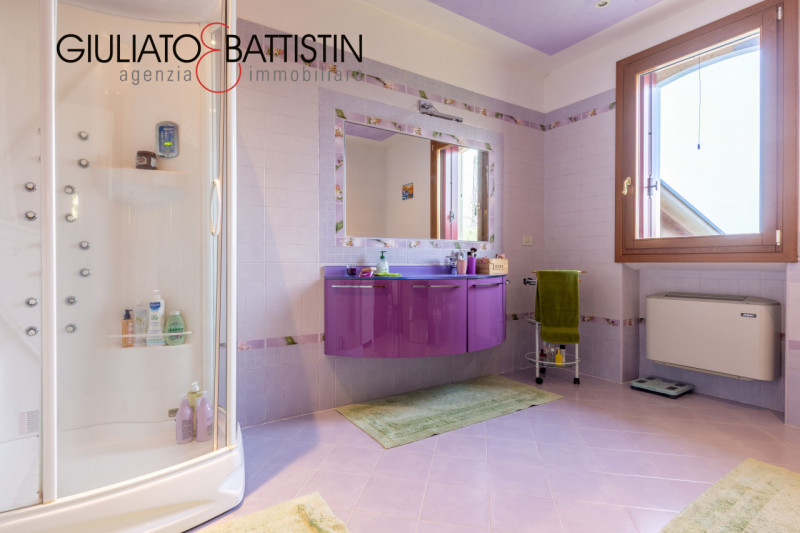 Sovizzo: Montemezzo, siamo a proporre elegante e raffinata villa singola contemporanea con posizi...