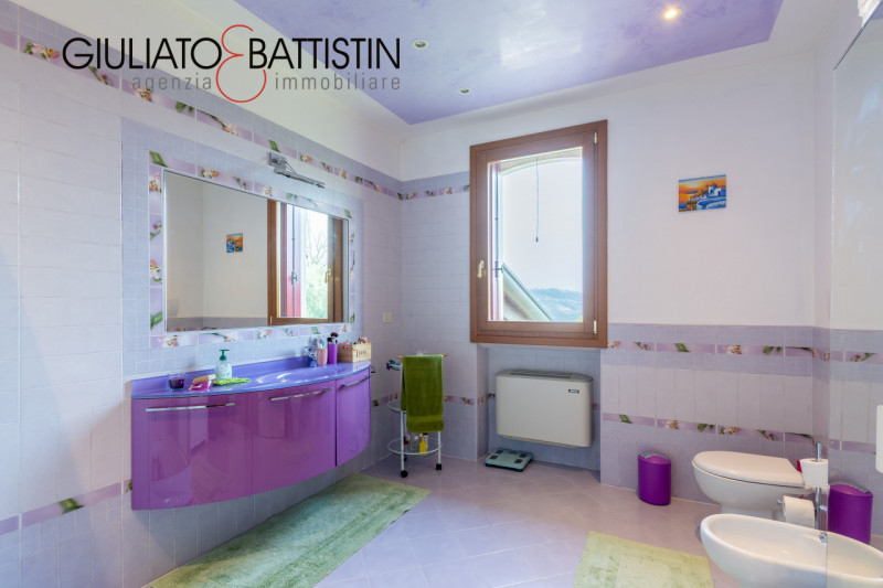 Sovizzo: Montemezzo, siamo a proporre elegante e raffinata villa singola contemporanea con posizi...