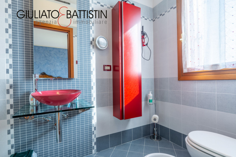 Sovizzo: Montemezzo, siamo a proporre elegante e raffinata villa singola contemporanea con posizi...