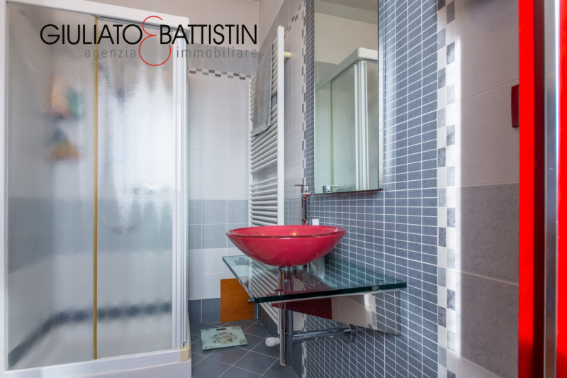 Sovizzo: Montemezzo, siamo a proporre elegante e raffinata villa singola contemporanea con posizi...