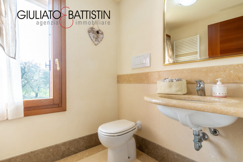 Sovizzo: Montemezzo, siamo a proporre elegante e raffinata villa singola contemporanea con posizi...