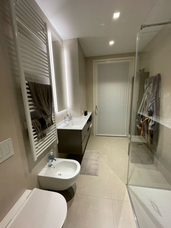 SPLENDIDO BICAMERE ARREDATO IN LOCAZIONE A VICENZA CENTRO - RIF. 8363
COMPLETO DI GARAGE E POSTO ...