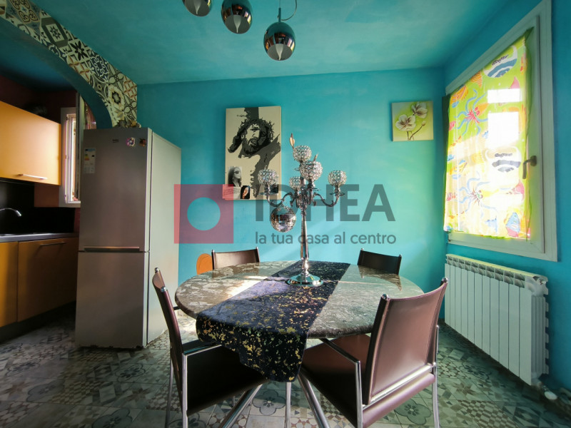 SILEA:CENDON

Appartamento bicamere, situato all'interno di una palazzina ex ATER degli anni '70 ...