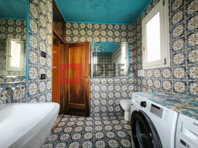 SILEA:CENDON

Appartamento bicamere, situato all'interno di una palazzina ex ATER degli anni '70 ...