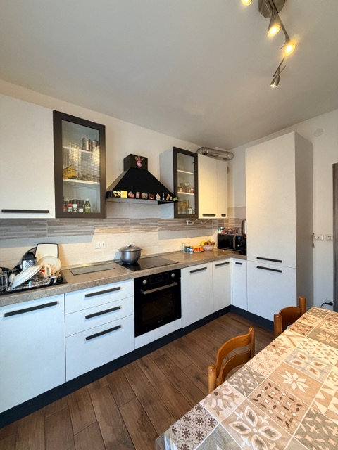 Appartamento in piccola palazzina (no ascensore) posto al 2° piano e con esposizione su 3 lati ( ...