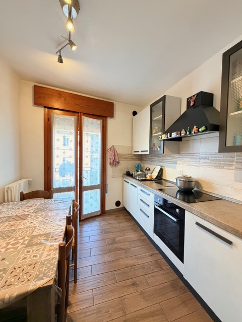 Appartamento in piccola palazzina (no ascensore) posto al 2° piano e con esposizione su 3 lati ( ...