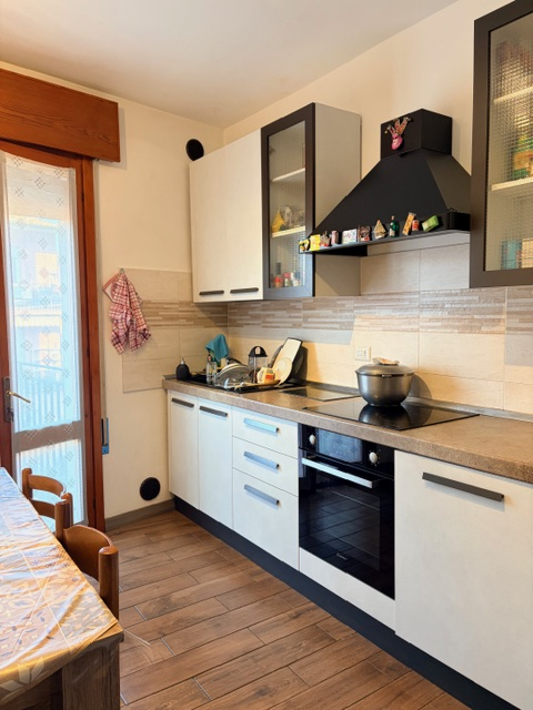 Appartamento in piccola palazzina (no ascensore) posto al 2° piano e con esposizione su 3 lati ( ...