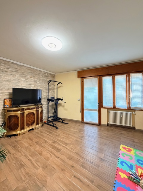 Appartamento in piccola palazzina (no ascensore) posto al 2° piano e con esposizione su 3 lati ( ...