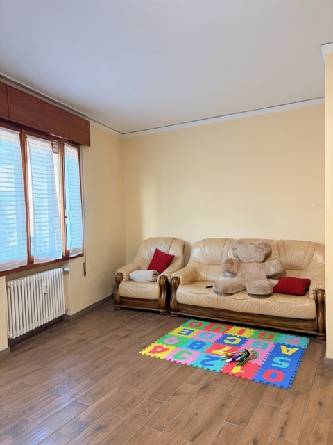 Appartamento in piccola palazzina (no ascensore) posto al 2° piano e con esposizione su 3 lati ( ...