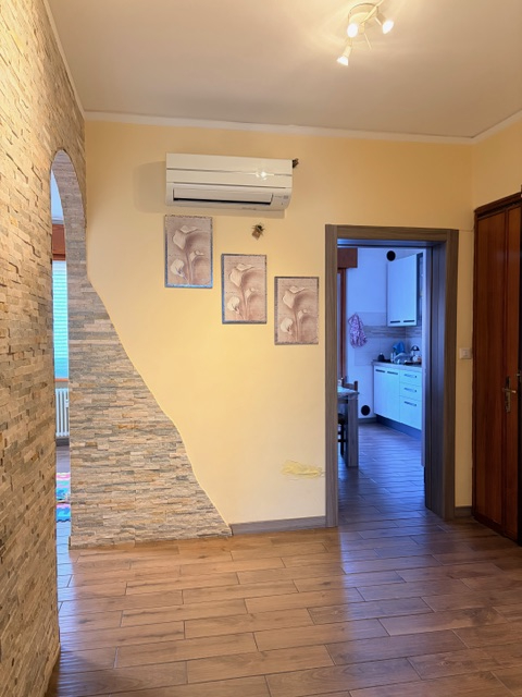 Appartamento in piccola palazzina (no ascensore) posto al 2° piano e con esposizione su 3 lati ( ...