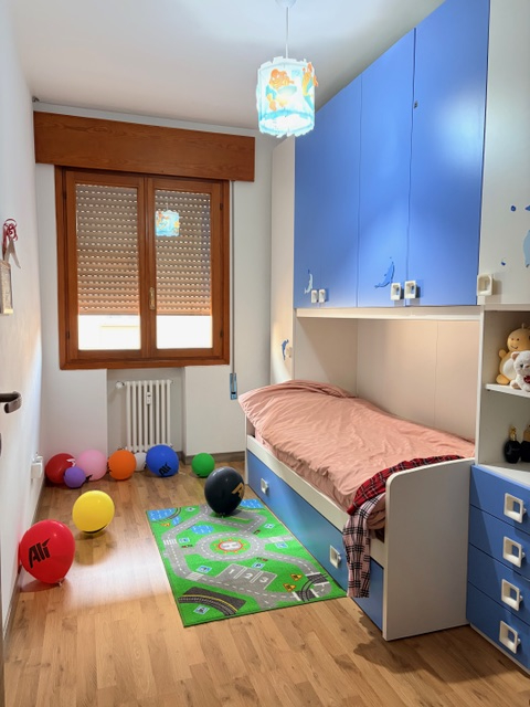 Appartamento in piccola palazzina (no ascensore) posto al 2° piano e con esposizione su 3 lati ( ...
