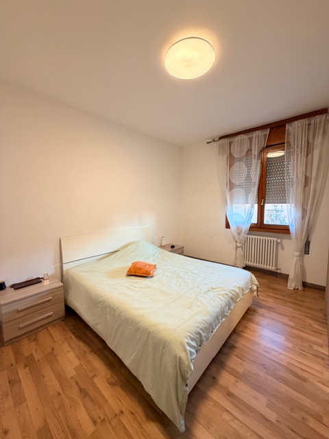 Appartamento in piccola palazzina (no ascensore) posto al 2° piano e con esposizione su 3 lati ( ...