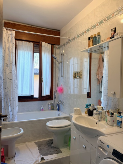 Appartamento in piccola palazzina (no ascensore) posto al 2° piano e con esposizione su 3 lati ( ...