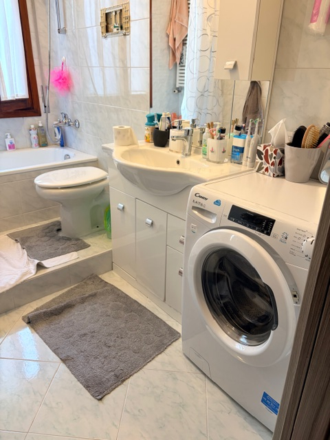Appartamento in piccola palazzina (no ascensore) posto al 2° piano e con esposizione su 3 lati ( ...