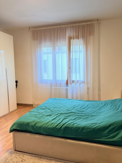 Appartamento in piccola palazzina (no ascensore) posto al 2° piano e con esposizione su 3 lati ( ...