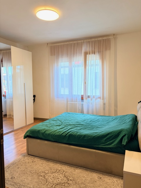 Appartamento in piccola palazzina (no ascensore) posto al 2° piano e con esposizione su 3 lati ( ...