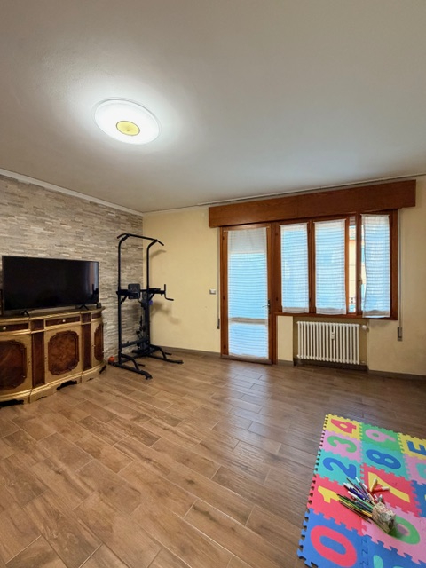 Appartamento in piccola palazzina (no ascensore) posto al 2° piano e con esposizione su 3 lati ( ...