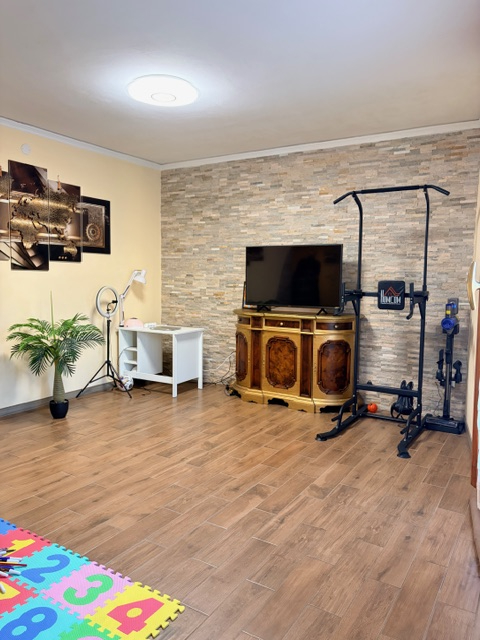 Appartamento in piccola palazzina (no ascensore) posto al 2° piano e con esposizione su 3 lati ( ...
