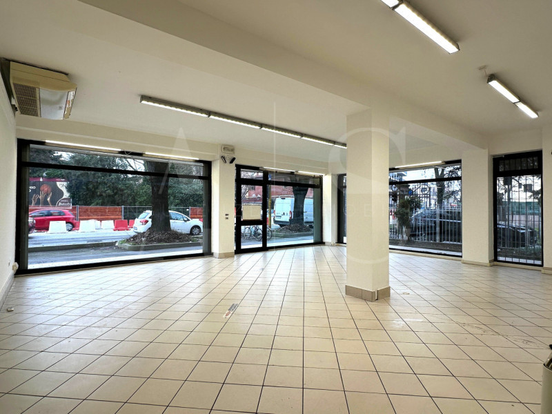 Padova – Via Vicenza  
Proponiamo in locazione un negozio di ampia metratura, situato in posizion...