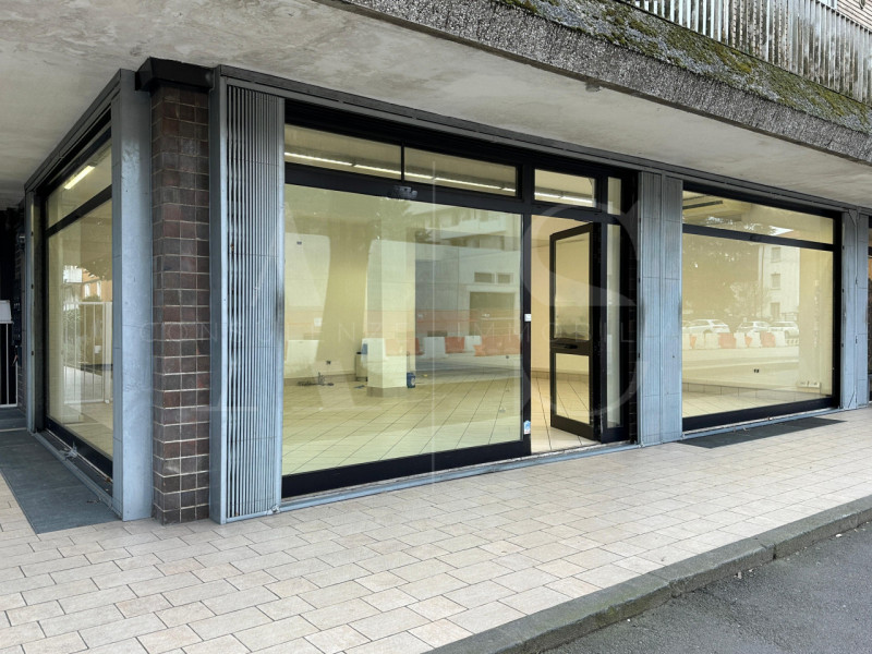 Padova – Via Vicenza  
Proponiamo in locazione un negozio di ampia metratura, situato in posizion...