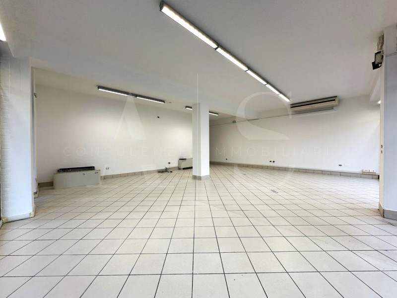 Padova – Via Vicenza  
Proponiamo in locazione un negozio di ampia metratura, situato in posizion...